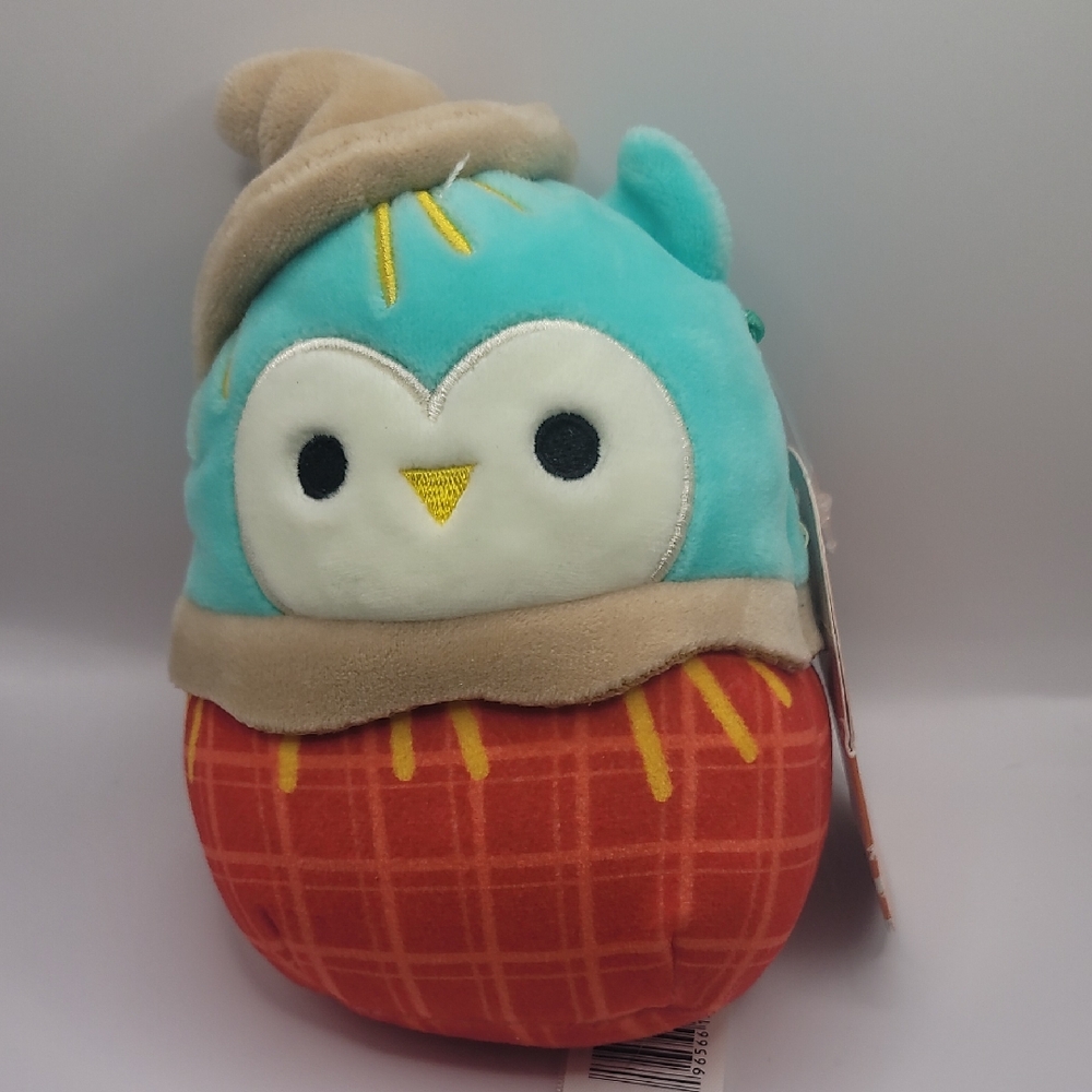 Squishmal9lĺlows 4" Winston the Owl dressed as a Scarecrow (NWT)